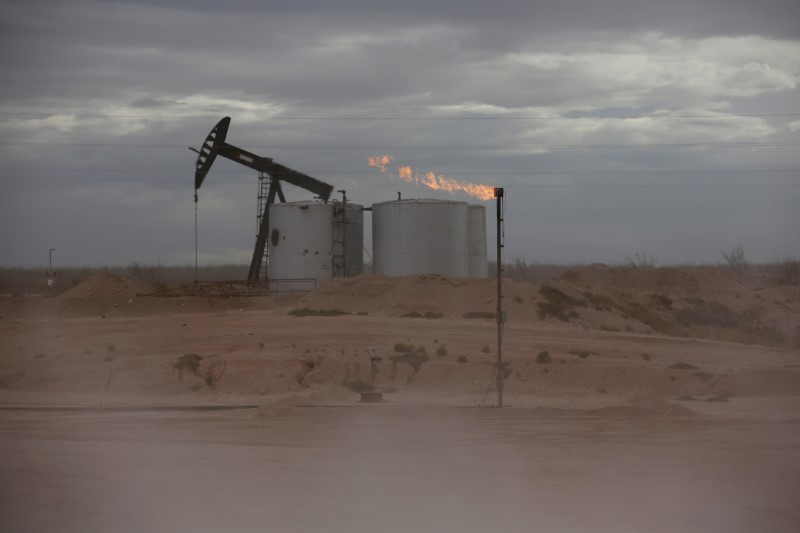 © Reuters. شركات الطاقة الأمريكية تستأنف إنتاج النفط والغاز من خليج المكسيك بعد إعصار