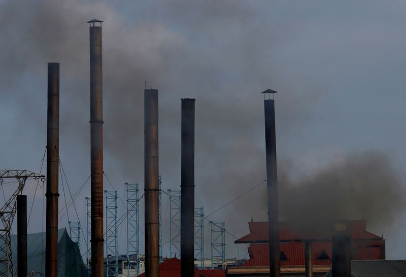 &copy; Reuters. FILE PHOTO: Smoke rises from the chimney of a paper factory outside Hanoi