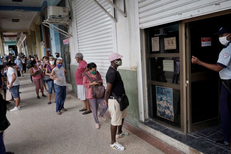 &copy; Reuters. People wait in line to enter a currency exchange office in Havana, Cuba