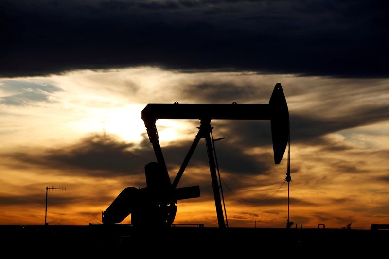 &copy; Reuters. FILE PHOTO: The sun sets behind a crude oil pump jack on a drill pad in the Permian Basin in Loving County, Texas, United States