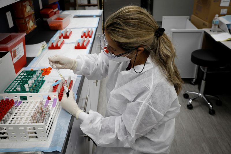 &copy; Reuters. 米Ｊ＆Ｊ、新型コロナワクチン治験を中断　被験者の病気発症で