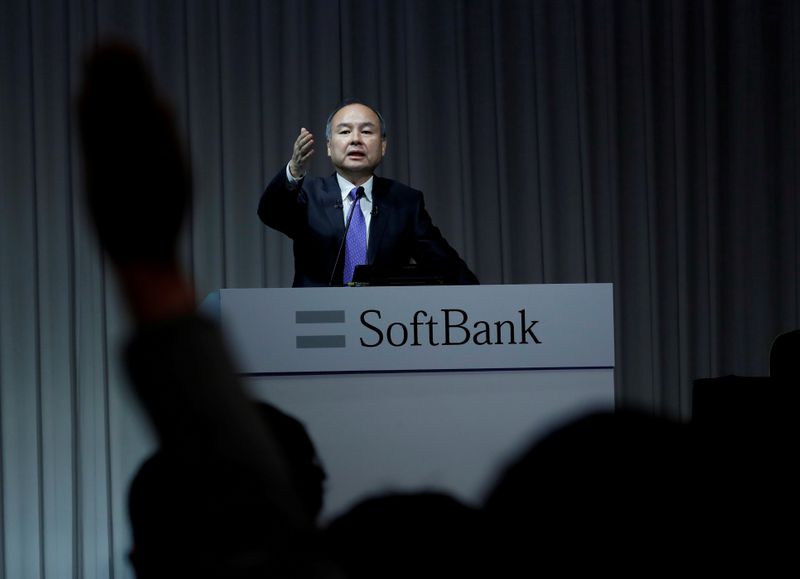 © Reuters. FILE PHOTO: A journalist raises her hand to ask a question to Japan's SoftBank Group Corp Chief Executive Masayoshi Son during a news conference in Tokyo