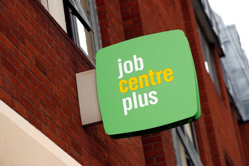 &copy; Reuters. FOTO DE ARCHIVO: El logotipo de Jobcentre Plus en Chester, Reino Unido, el 11 de agosto de 2020