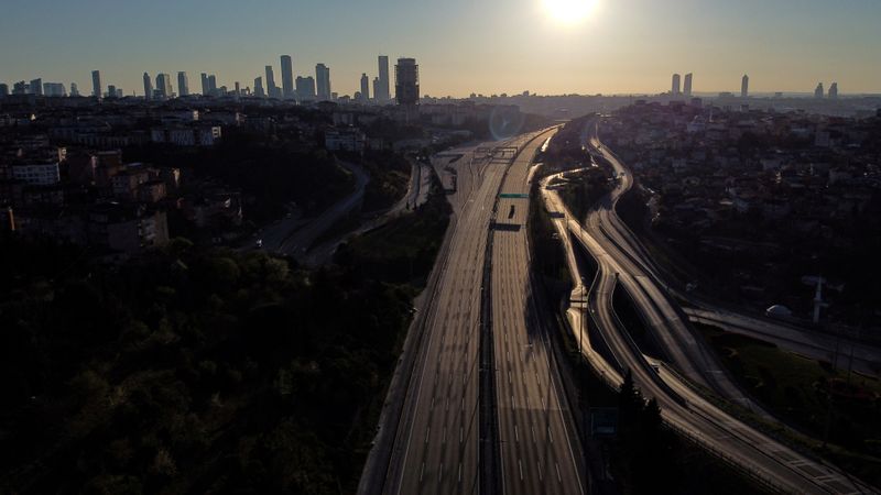 &copy; Reuters. FOTOS DE ARCHIVO: Una vista aérea de una carretera desierta durante un toque de queda de dos días en Estambul, Turquía, el 12 de abril de 2020