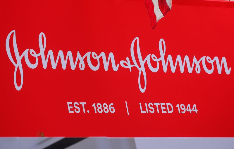 &copy; Reuters. FOTO DE ARCHIVO: El logo de la compañía de Johnson &amp; Johnson en el 75 aniversario de la cotización de la empresa en la Bolsa de Valores de Nueva York (NYSE) en Nueva York, EEUU, el 17 de septiembre de 2019