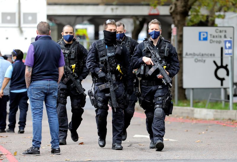 © Reuters. شرطة بريطانيا تسيطر على الموقف بعد حادث أمني في مستشفى بلندن