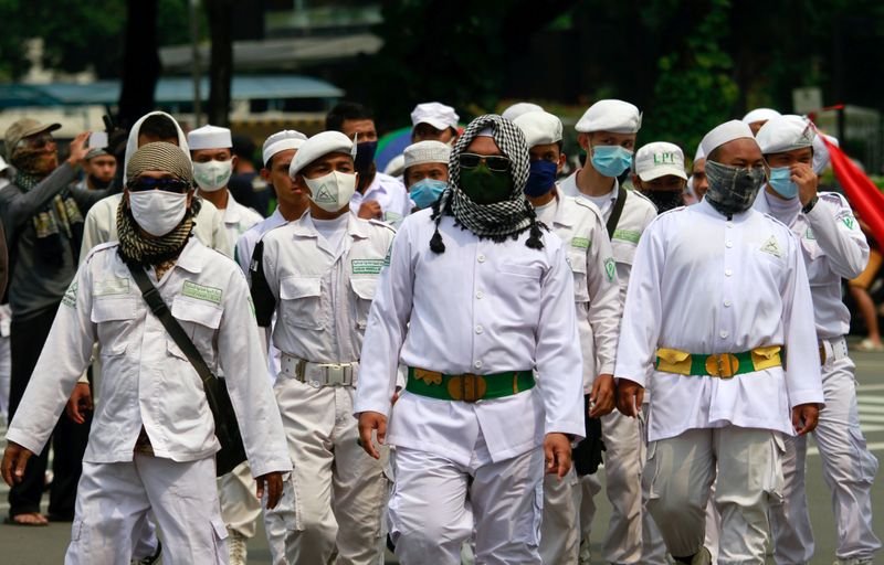 © Reuters. جماعات إسلامية وطلاب ينظمون احتجاجات لإلغاء قانون عمل جديد في إندونيسيا