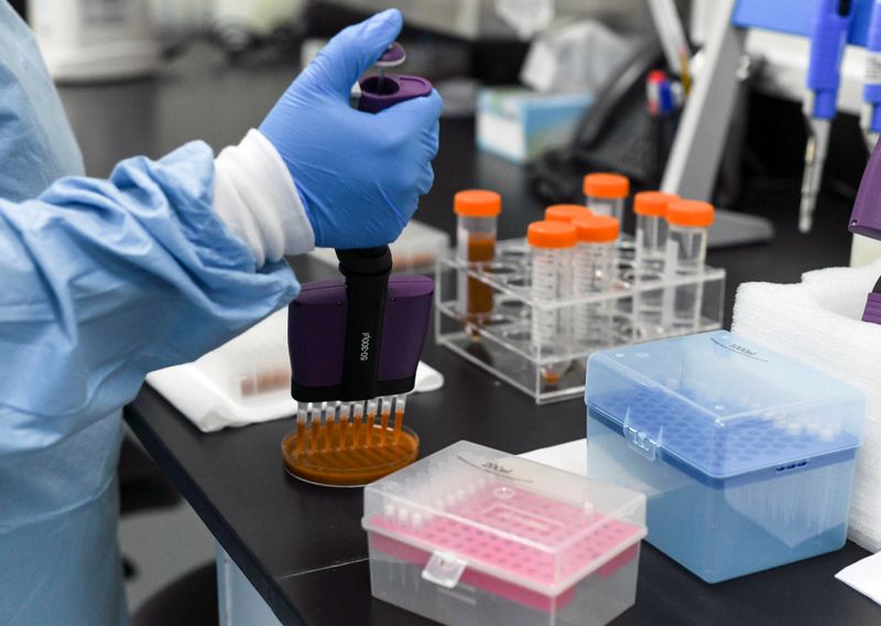 &copy; Reuters. Pesquisador faz testes nos Laboratórios Biogenix, que fazem testes de detecção de Covid-19, em Masdar, Emirados Árabes