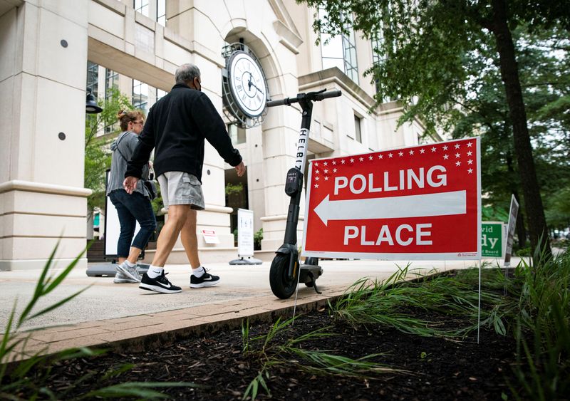 © Reuters. People vote at an early voting site in Arlington, Virginia