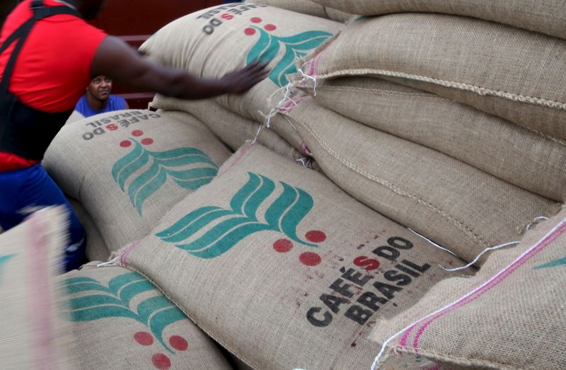 &copy; Reuters. Trabalhadores carregam sacas de café para exportação no Porto de Santos