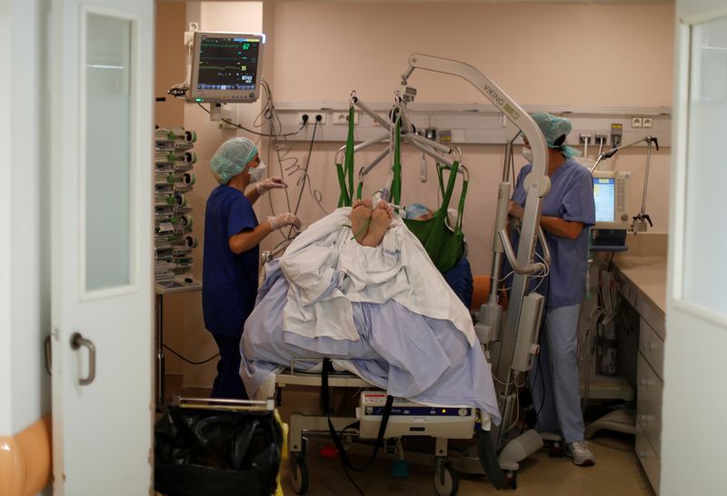 &copy; Reuters. Profissionais de saúde tratam paciente em leito de UTI de hospital de Marselha