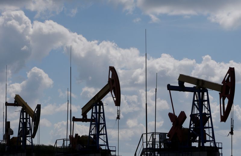 &copy; Reuters. Pump jacks are seen at the Ashalchinskoye oil field owned by Russia&apos;s oil producer Tatneft near Almetyevsk