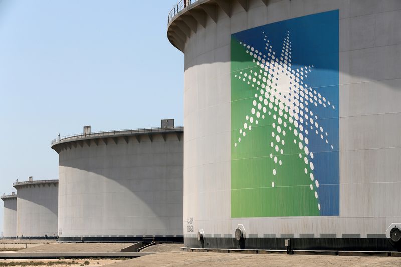 © Reuters. FILE PHOTO: Oil tanks are seen at Saudi Aramco's Ras Tanura oil refinery and oil terminal in Saudi Arabia