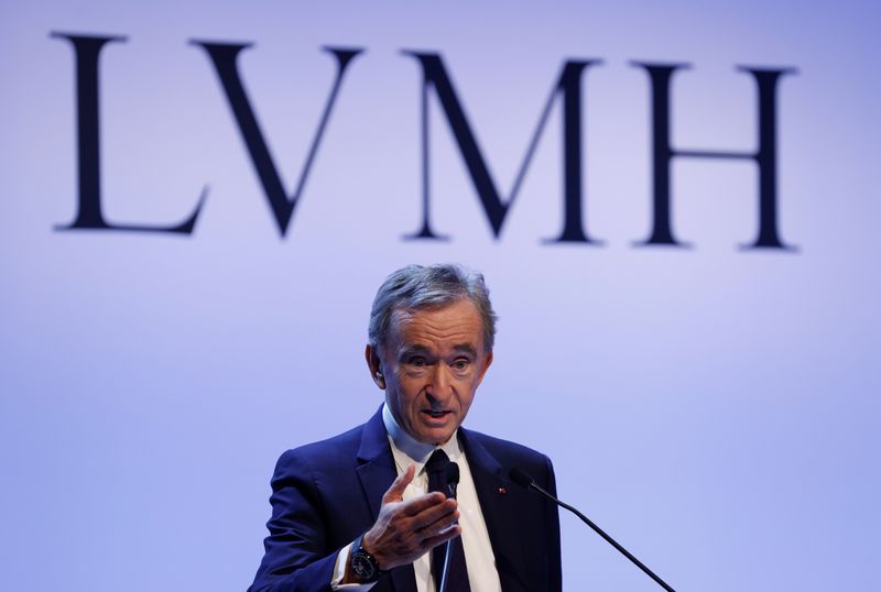 © Reuters. BERNARD ARNAULT MONTE ENCORE AU CAPITAL DE LAGARDÈRE