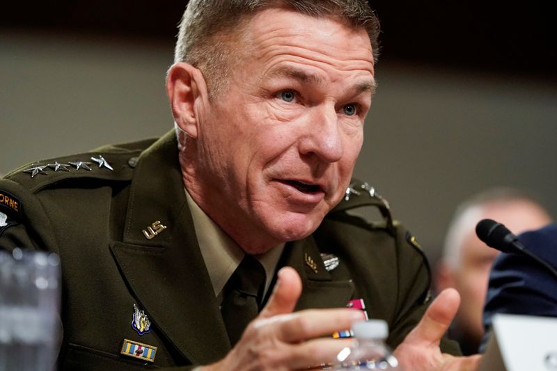 &copy; Reuters. قائد الجيش الأمريكي يعود للبنتاجون بعد العزل الذاتي