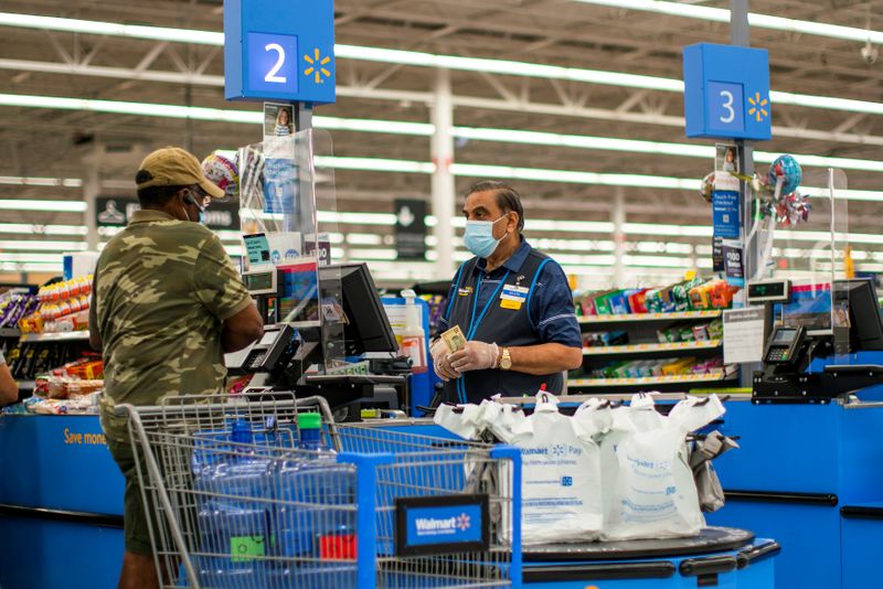 &copy; Reuters. FOTO DE ARCHIVO: Un hombre paga sus compras en un supermercado de la cadena Walmart