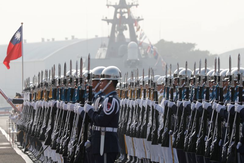© Reuters. FILE PHOTO: Taiwan's navy sailors take part in a 2018 commissioning ceremony of guided missile frigates, at Kaohsiung's Zuoying naval base