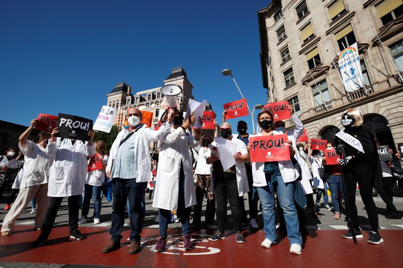 &copy; Reuters. Médicos espanhóis participam de ato durante greve em Barcelona