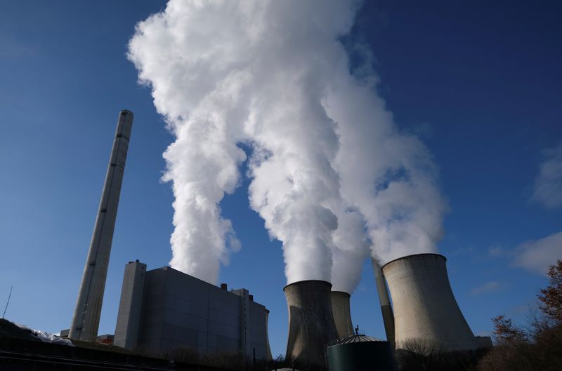 &copy; Reuters. FILE PHOTO: Steam rises from the cooling towers of the lignite power plant complex of German energy supplier and utility RWE in Neurath