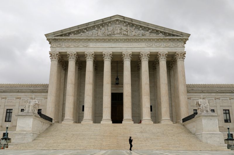 &copy; Reuters. FILE PHOTO: The Supreme Court of the United States is seen in Washington, D.C.