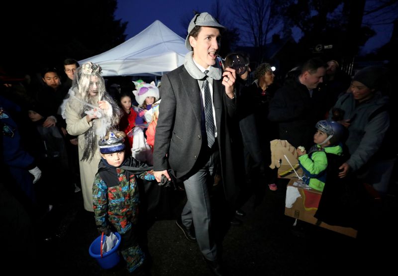 &copy; Reuters. FILE PHOTO: Canada&apos;s PM Trudeau walks with his son Hadrien while participating in Halloween in Ottawa