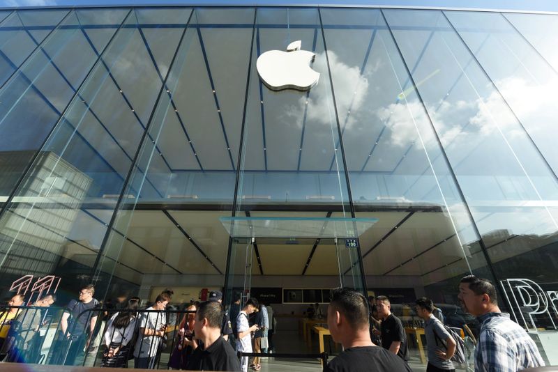 &copy; Reuters. FILE PHOTO: People queue outside an Apple store as the new iPhones go on sale, in Hangzhou