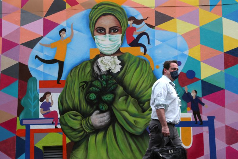 &copy; Reuters. Homem com máscara de proteção caminha em São Paulo em meio à pandemia de coronavírus