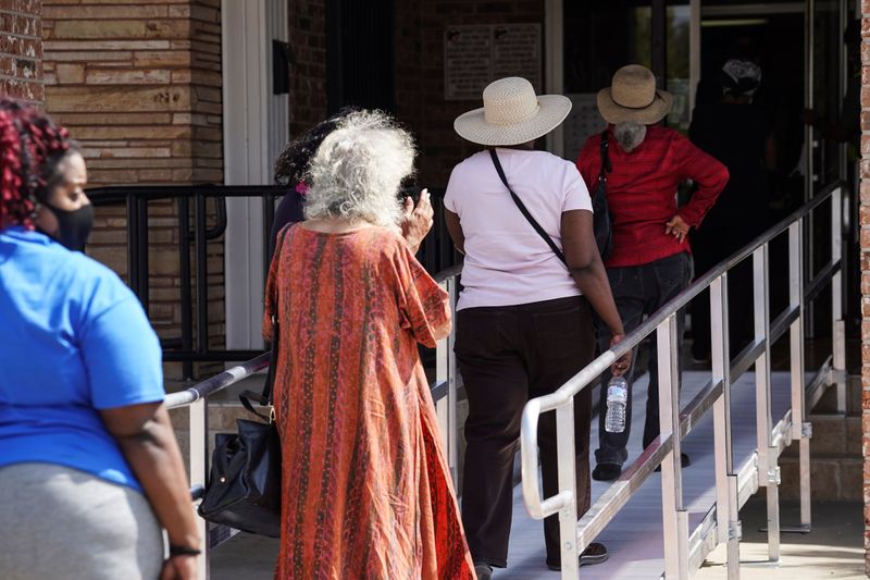 © Reuters. Early voting begins in Texas