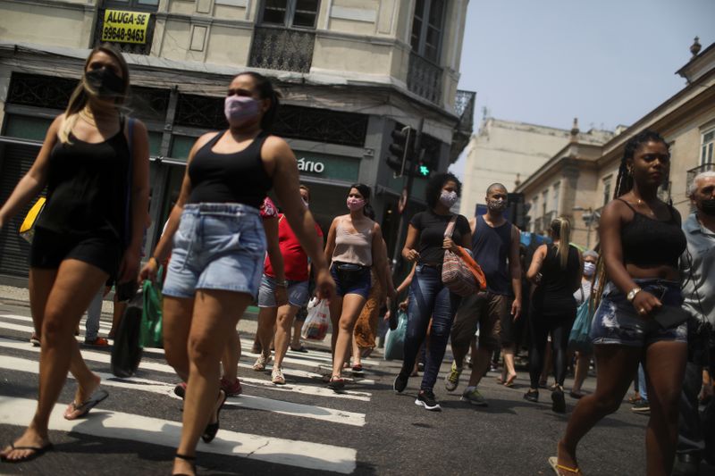 &copy; Reuters. Pessoas caminham por rua de comércio popular no centro do Rio de Janeiro