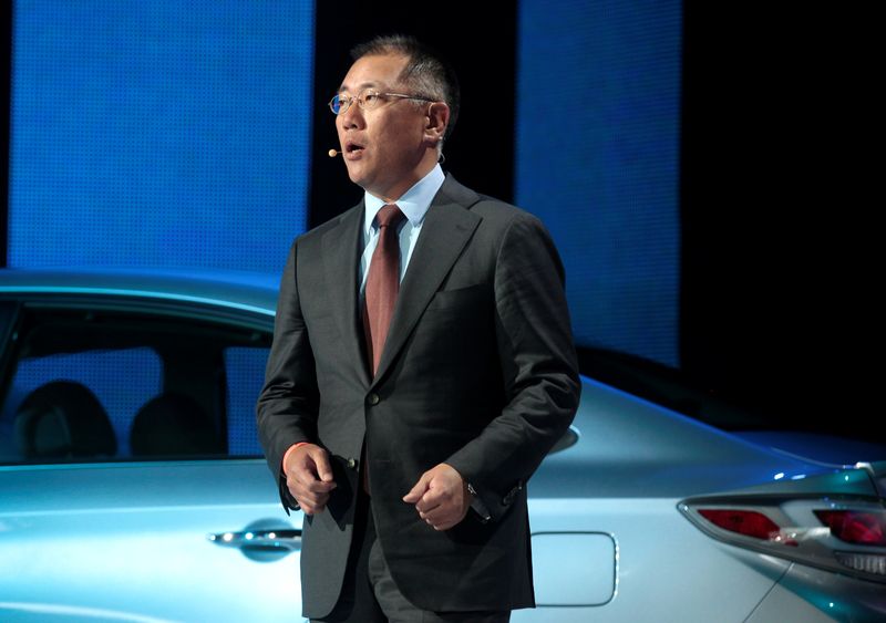 © Reuters. FILE PHOTO: Hyundai Motor Company Vice Chairman Euisun Chung speaks during his company's presentation on the first press preview day of the North American International Auto Show in Detroit
