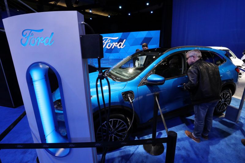 &copy; Reuters. A visitor views a hybrid Ford Escape FWD small SUV at the Canadian International Auto Show in Toronto