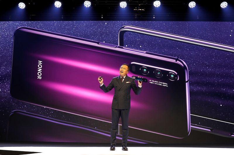 © Reuters. FILE PHOTO: President of Huawei's Honor brand, George Zhao, launches the Honor 20 range of smartphones at an event in London