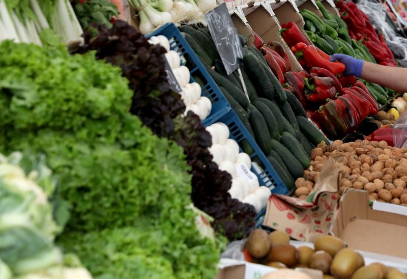 &copy; Reuters. Un vendedor recoge un pimiento rojo en una verdulería en un mercado callejero de Madrid, España, el 29 de mayo de 2018