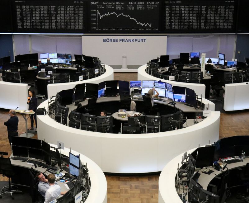 &copy; Reuters. FOTO DE ARCHIVO: El gráfico del índice bursátil alemán DAX en el interior de la Bolsa de Fráncfort