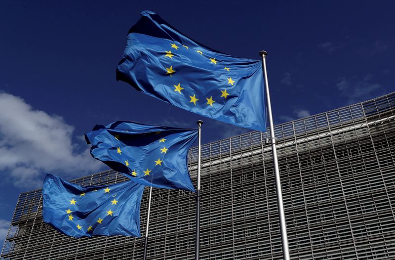 &copy; Reuters. Bandiere dell&apos;Unione europea sventolano davanti alla sede della Commissione Ue a Bruxelles