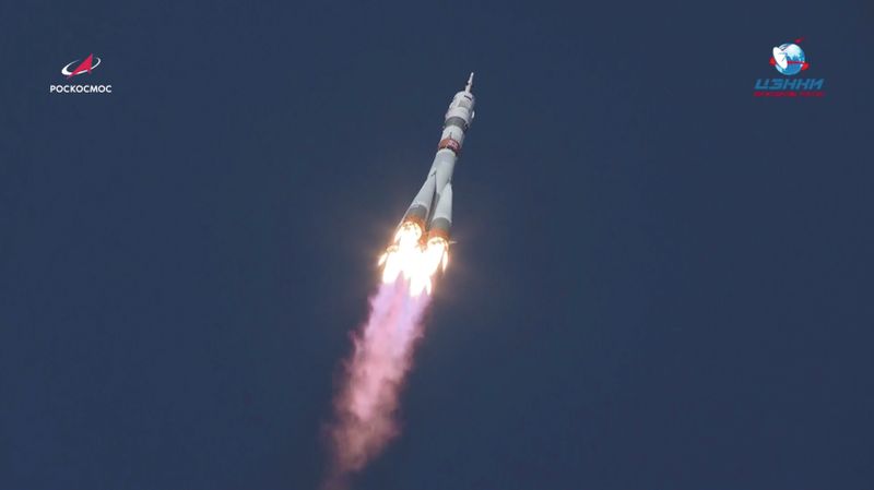 &copy; Reuters. انطلاق مركبة روسية تقل رائدين روسيين ورائدة أمريكية إلى محطة الفضاء الدولية