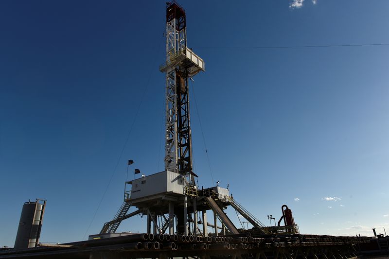 &copy; Reuters. A horizontal drilling rig on a lease owned by Parsley Energy operates in the Permian Basin near Midland