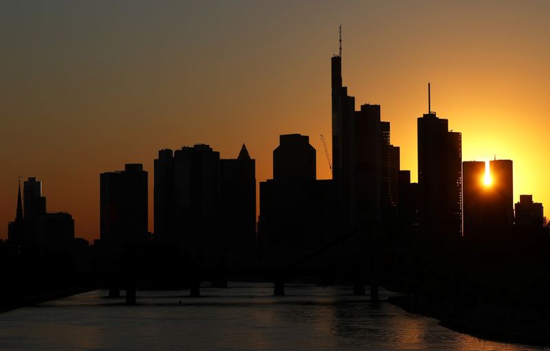 &copy; Reuters. Distretto finanziario di Francoforte fotografato al tramonto
