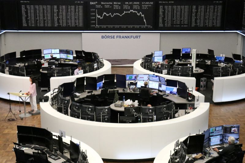 &copy; Reuters. Il grafico dell&apos;indice tedesco DAX all&apos;interno della sede della Borsa di Francoforte