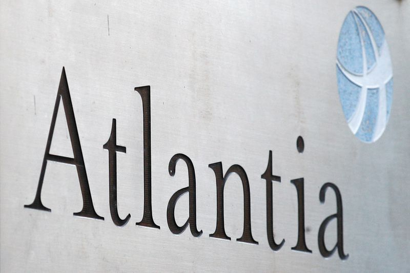 &copy; Reuters. Logo di Atlantia davanti alla sede del gruppo a Roma