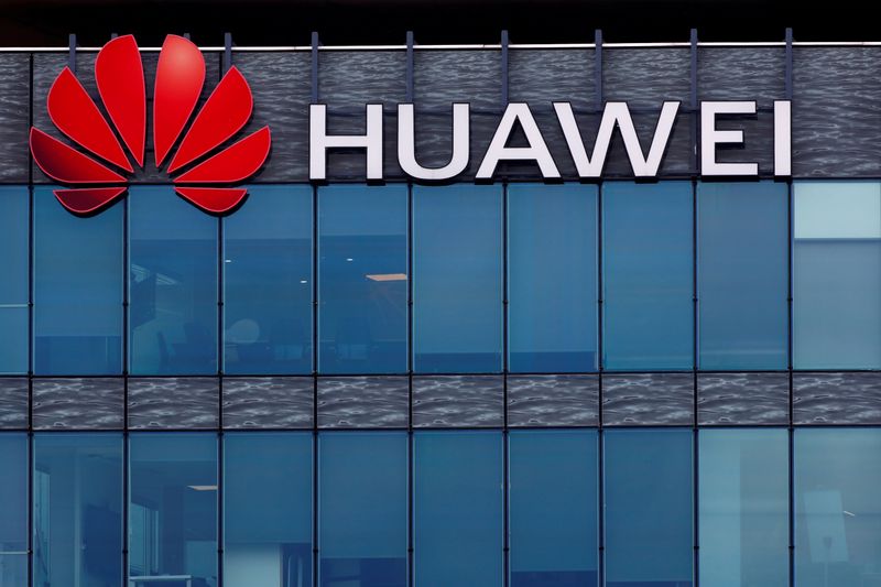 &copy; Reuters. Logo Huawei alla sede francese di Boulogne-Billancourt