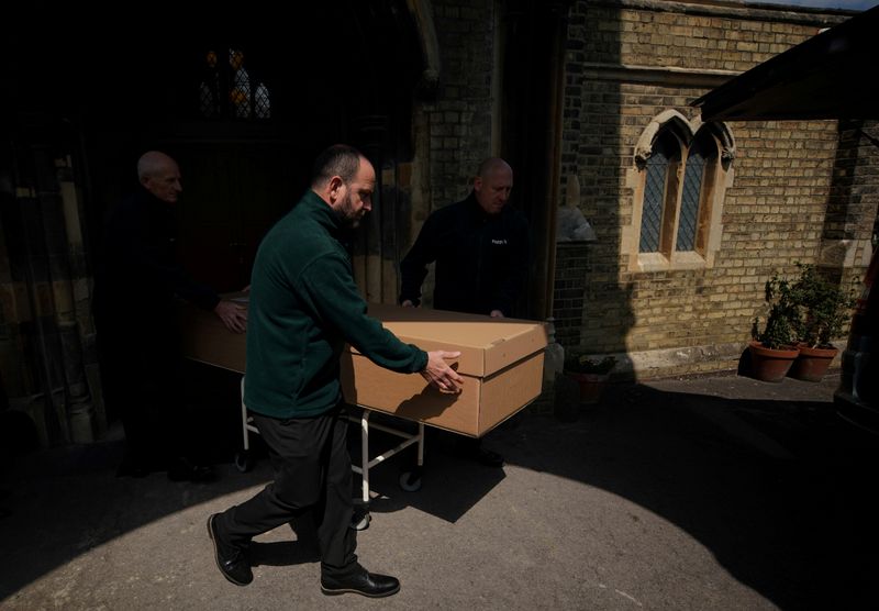 &copy; Reuters. FOTO DE ARCHIVO: Trabajadores de una funeraria transportan el cadáver de un muerto por COVID-19 en Londres