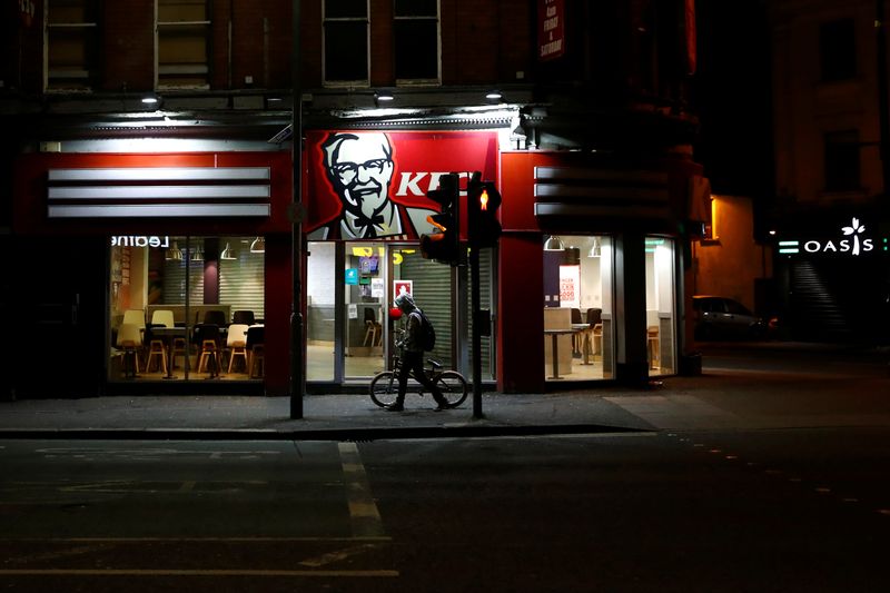 &copy; Reuters. FOTO DE ARCHIVO: Una persona camina frente a un restaurante KFC vacío en Belfast