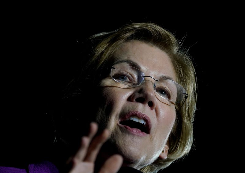 © Reuters. FILE PHOTO: Democratic 2020 U.S. presidential candidate Senator Elizabeth Warren speaks to supporters in Monterey Park, California