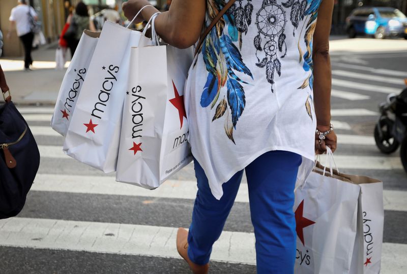 &copy; Reuters. A woman carries shopping bags from Macy&apos;s department store in midtown Manhattan in New York