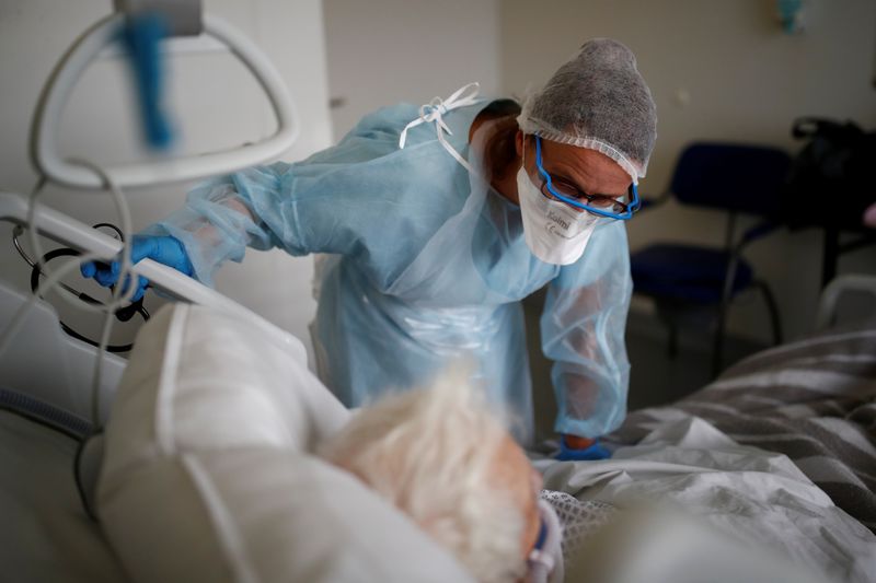 &copy; Reuters. Profissional de saúde trata paciente com Covid-19 em hospital em Vannes, na França