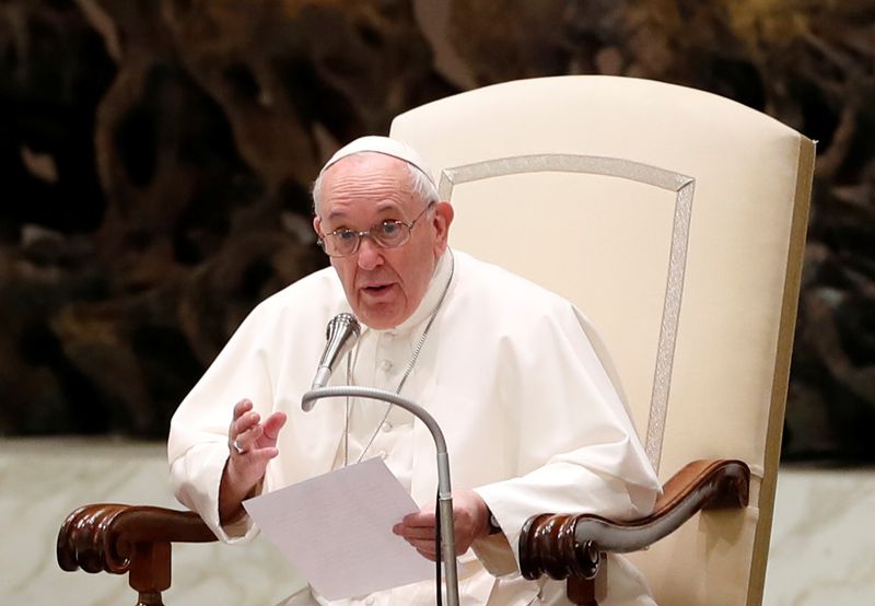 © Reuters. Papa Francisco durante audiência semanal no Vaticano
