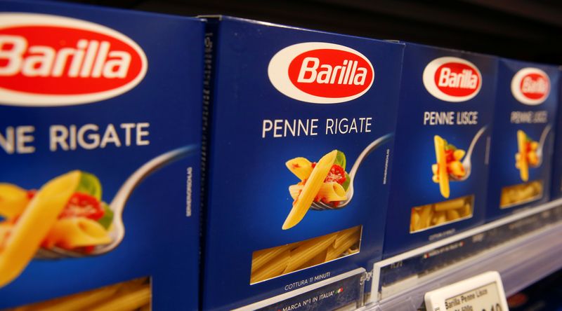 &copy; Reuters. Una serie di confezioni di Penne rigate Barilla in un supermercato a Zumikon, in Svizzera