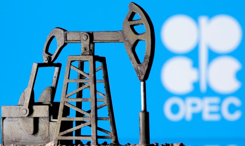 &copy; Reuters. Una miniatura di una pompa petrolifera davanti al logo Opec