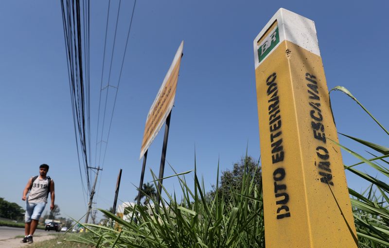 &copy; Reuters. Dutos de combustíveis da Petrobras na região de Duque de Caxias (RJ)